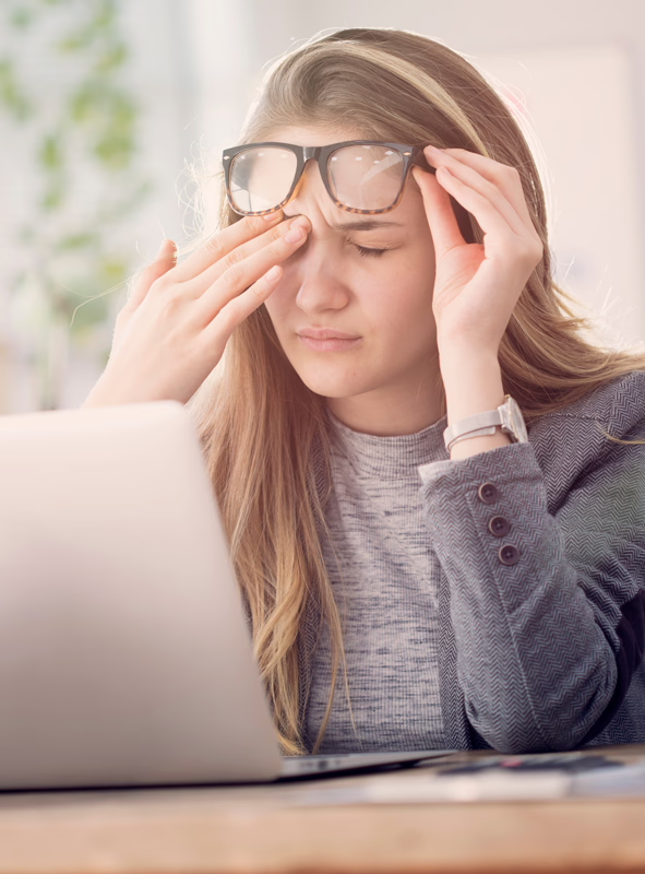 Jeune femme avec des gouttes oculaires Eumill